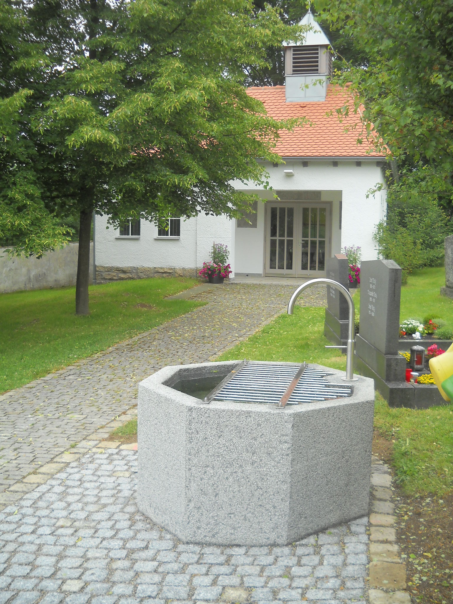 Friedhof mit neuer Wasserstelle
