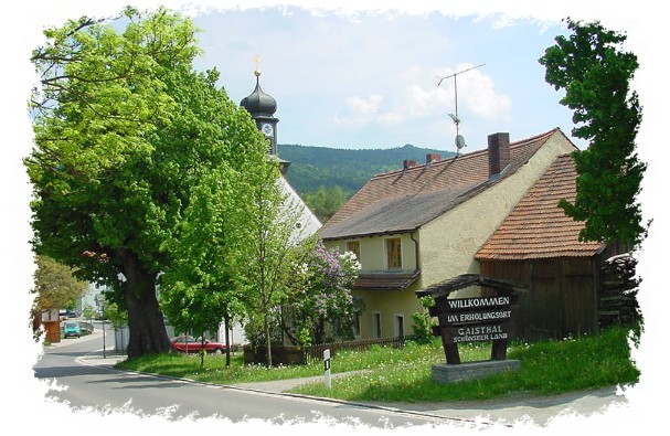 Kirche mit Linde und Frauenstein